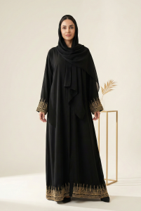عباءة خليجية سوداء مطرزة بخيوط ذهبية
